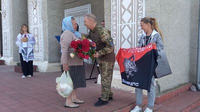 Понад два роки був у полоні: у Піщанці на Вінниччині зустріли звільненого бійця Понад два роки був у полоні: у Піщанці на Вінниччині зустріли звільненого бійця
