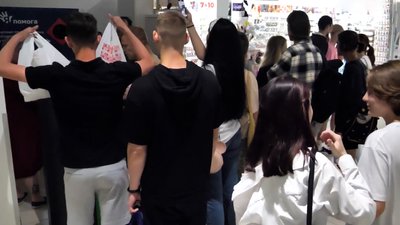 Черга до екоавтомата у Чернігові в перший день його роботи Черга до екоавтомата у Чернігові в перший день його роботи