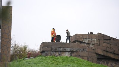 В Ужгороді біля кордону із Словаччиною демонтували пам'ятник радянському солдату В Ужгороді біля кордону із Словаччиною демонтували пам'ятник радянському солдату