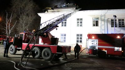 У Маріуполі загорівся непрацюючий палац культури: вогонь гасили майже 4 години. ФОТО