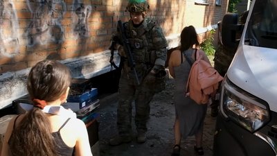 Евакуація родини з дітьми з Краматорська