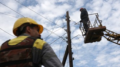 Електрики енергетичної компанії ДТЕК