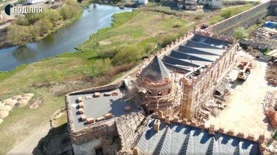 Відновили стародавній міст та дах: у Меджибізькій фортеці триває реставрація Відновили стародавній міст та дах: у Меджибізькій фортеці триває реставрація