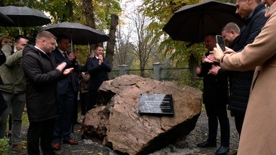 У Рівному відкрили пам'ятний знак Саймону Сміту. Хто він і який мав стосунок до міста