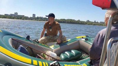 На Черкаському Дніпрі чоловік на човні втрапив у водну пастку