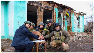 На стільці біля зруйнованої пошти: на Луганщині у прифронтовому селі погасили марку
