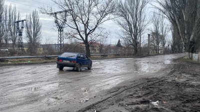 У Херсоні поновили ремонт дороги по вулиці Паровозній