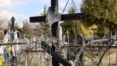 Згорілий хрест на могилі захисника Максима Ткаченка у Змієві, 13 квітня 2026 року Згорілий хрест на могилі захисника Максима Ткаченка у Змієві, 13 квітня 2026 року