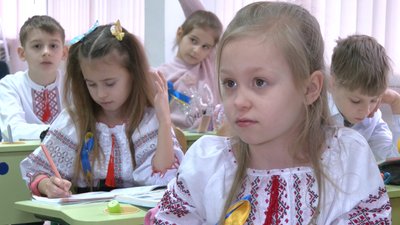 У вишиванках та із синьо-жовтими стрічками: у Черкасах школярі відзначили День єднання