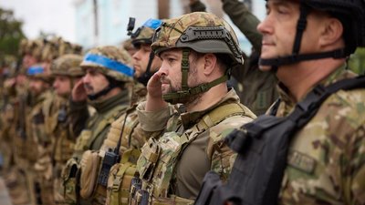 Український прапор над міськрадою: до Ізюма приїхав Зеленський Український прапор над міськрадою: до Ізюма приїхав Зеленський