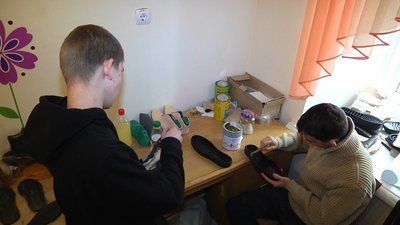 Перша професія: у житомирський спецшколі діти з інвалідністю вчаться шити і ремонтувати взуття Перша професія: у житомирський спецшколі діти з інвалідністю вчаться шити і ремонтувати взуття