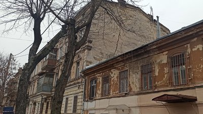 У центрі Одеси тріснув будинок: мешканців відселяють