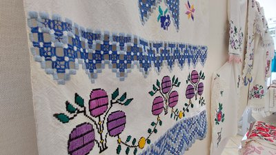 Вишиванки, витинанки, намиста: в ужгородському музеї-скансені відкрилась виставка