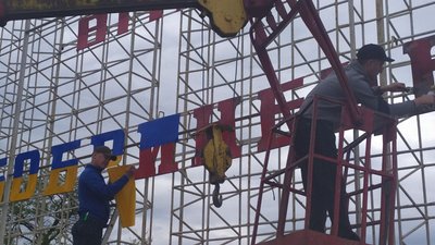 Стелу на в'їзду у Бобринець оновили патріотичниим кольорами Стелу на в'їзду у Бобринець оновили патріотичниим кольорами