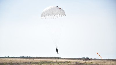 Білоруський десантник під час стрибка із парашутом