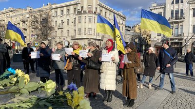 Серед учасників акції до річниці народження Тараса Шевченка влаштували конкурс: людям роздавали рядки вірша, з яких потрібно було скласти цілий твір, Харків, 9 березня 2024 року. Серед учасників акції до річниці народження Тараса Шевченка влаштували конкурс: людям роздавали рядки вірша, з яких потрібно було скласти цілий твір, Харків, 9 березня 2024 року.