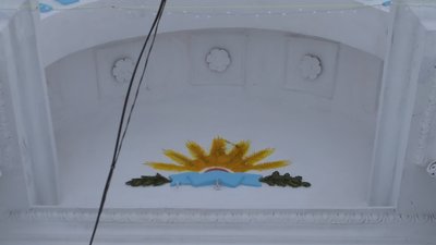 Над входом помітно сліди демонтажу симовлів комунізму Над входом помітно сліди демонтажу симовлів комунізму