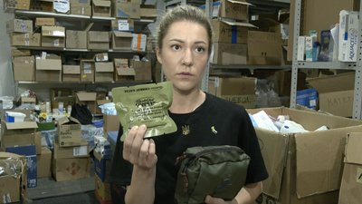 Американка передає турнікети та медикаменти волинським волонтерам Американка передає турнікети та медикаменти волинським волонтерам
