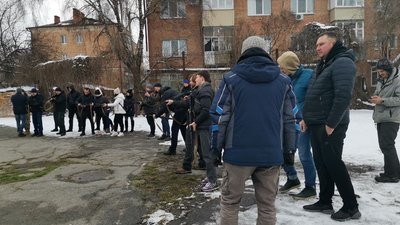 «Краще бути готовими»: у Полтаві навчають поводитися зі зброєю «Краще бути готовими»: у Полтаві навчають поводитися зі зброєю
