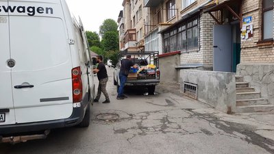 Волонтерську допомогу відвантажують в більшу автівку, яка поїде на передову. Волонтерську допомогу відвантажують в більшу автівку, яка поїде на передову.