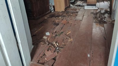 Живуть у школі, ночують на горищі, воду з криниць не п'ють — репортаж з Монастирищини Живуть у школі, ночують на горищі, воду з криниць не п'ють — репортаж з Монастирищини