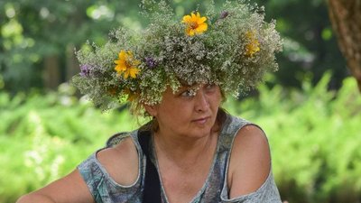Плетуть вінки та танцюють: у Черкасах почали святкувати Івана Купала Плетуть вінки та танцюють: у Черкасах почали святкувати Івана Купала