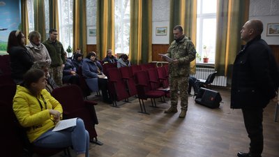 Матері загиблого воїна з Полтавщини передали орден сина Матері загиблого воїна з Полтавщини передали орден сина