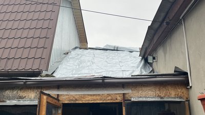 "Своїми силами робимо все". Як миколаївці відновлюють своє житло після атаки дронами "Своїми силами робимо все". Як миколаївці відновлюють своє житло після атаки дронами