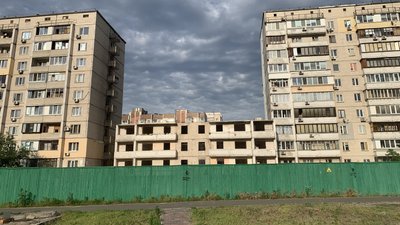 "Два дні ніхто не приїжджав". Вибух у будинку на Позняках: де живуть люди за рік після трагедії