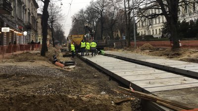 Монтаж трамвайних колій та замощення бруківки: ремонт вулиці Бандери у Львові Монтаж трамвайних колій та замощення бруківки: ремонт вулиці Бандери у Львові