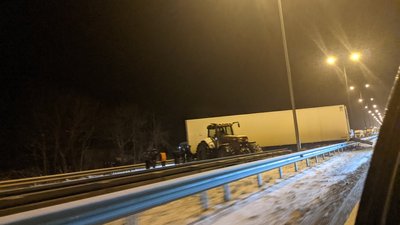 На житомирській трасі вантажівка в'їхала у відбійник, перекривши смугу руху На житомирській трасі вантажівка в'їхала у відбійник, перекривши смугу руху