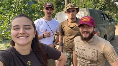 Ірина Драгущак із побратимами Ірина Драгущак із побратимами
