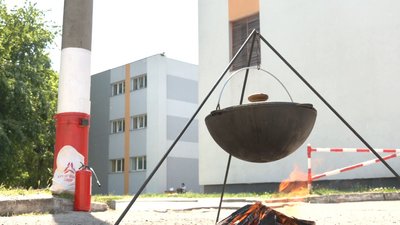 З вальсом, у вишиванках та з козацькою кашею: у черкаських школах пролунав останній дзвінок З вальсом, у вишиванках та з козацькою кашею: у черкаських школах пролунав останній дзвінок