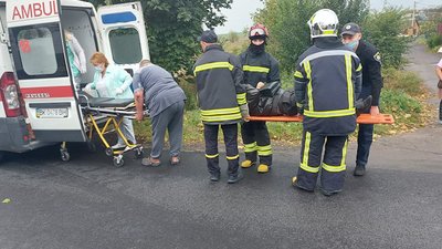 У Рівному зіткнулись легковики, водія довелось деблокувати У Рівному зіткнулись легковики, водія довелось деблокувати