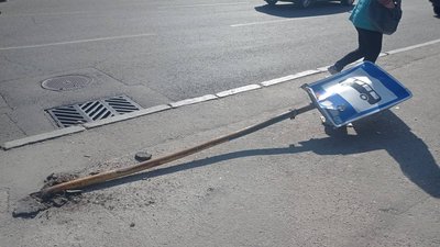 У Запоріжжі автівка в'їхала у людей на автобусній зупинці. Є постраждалі У Запоріжжі автівка в'їхала у людей на автобусній зупинці. Є постраждалі