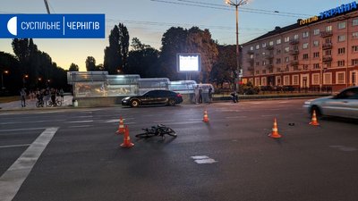 У Чернігові на перехресті проспектів Миру і Перемоги Mercedes збив велосипедиста. ФОТО, ВІДЕО
