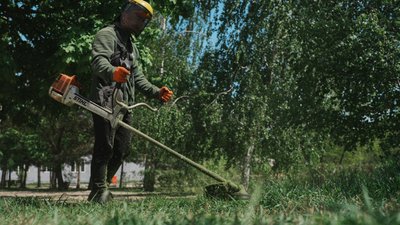 комунальник косить траву у харкові