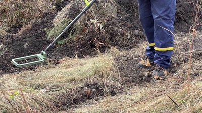 Робота сапера в розмінуванні території деокупованого Ізюма, жовтень 2023. Фото: Суспільне Хмельницький Робота сапера в розмінуванні території деокупованого Ізюма, жовтень 2023. Фото: Суспільне Хмельницький