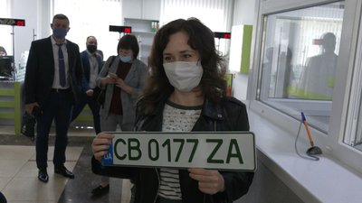 У Чернігові видали перші "зелені" номери на електромобіль