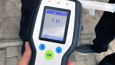 У Херсоні небайдужі громадяни затримали п'яного водія та викликали патрульних У Херсоні небайдужі громадяни затримали п'яного водія та викликали патрульних