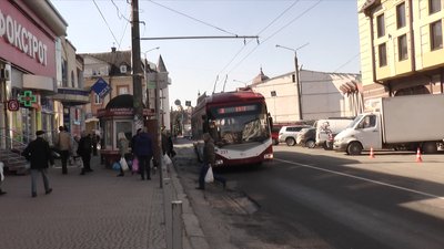 Скупчень немає, люди дотримуються правил – у Франківську частково запрацював транспорт