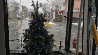 У Тернополі тролейбуси та автобуси прикрасили до Нового року