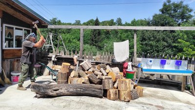 На Тернопільщині мандрівник із підручних матеріалів облаштував дім і подвір’я. На Тернопільщині мандрівник із підручних матеріалів облаштував дім і подвір’я.
