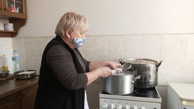 У Черкасах волонтери роздають безкоштовні обіди для нужденних У Черкасах волонтери роздають безкоштовні обіди для нужденних