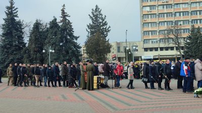 На щиті: Черкаси прощаються з медиком, який помер від поранення