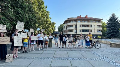 В Ужгороді триває акція проти відставки Федорова з посади міністра оборони В Ужгороді триває акція проти відставки Федорова з посади міністра оборони