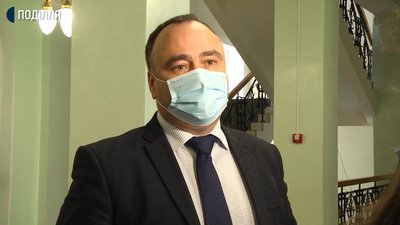 Заступник голови ОДА Володимир Юр'єв незадоволений відміною сесії - готовий був розповісти про плани щодо вакцинації в області. Фото: Суспільне. Поділля.
