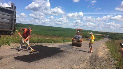 Пошкоджені ділянки та ями: в громаді на Волині ремонтують 8 кілометрів дороги Пошкоджені ділянки та ями: в громаді на Волині ремонтують 8 кілометрів дороги