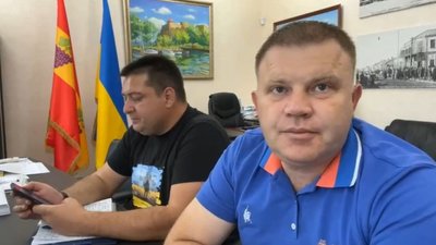 Мер Білгорода-Дністровського на Одещині пояснив про нібито кольори російського триколору на футболці