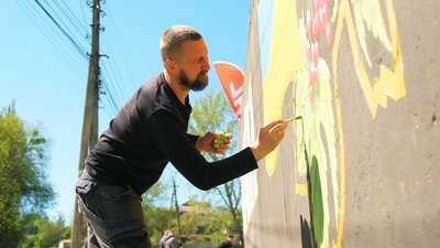 "Все буде Україна": у Вінниці створюють 35-метровий малюнок з українським орнаментом "Все буде Україна": у Вінниці створюють 35-метровий малюнок з українським орнаментом